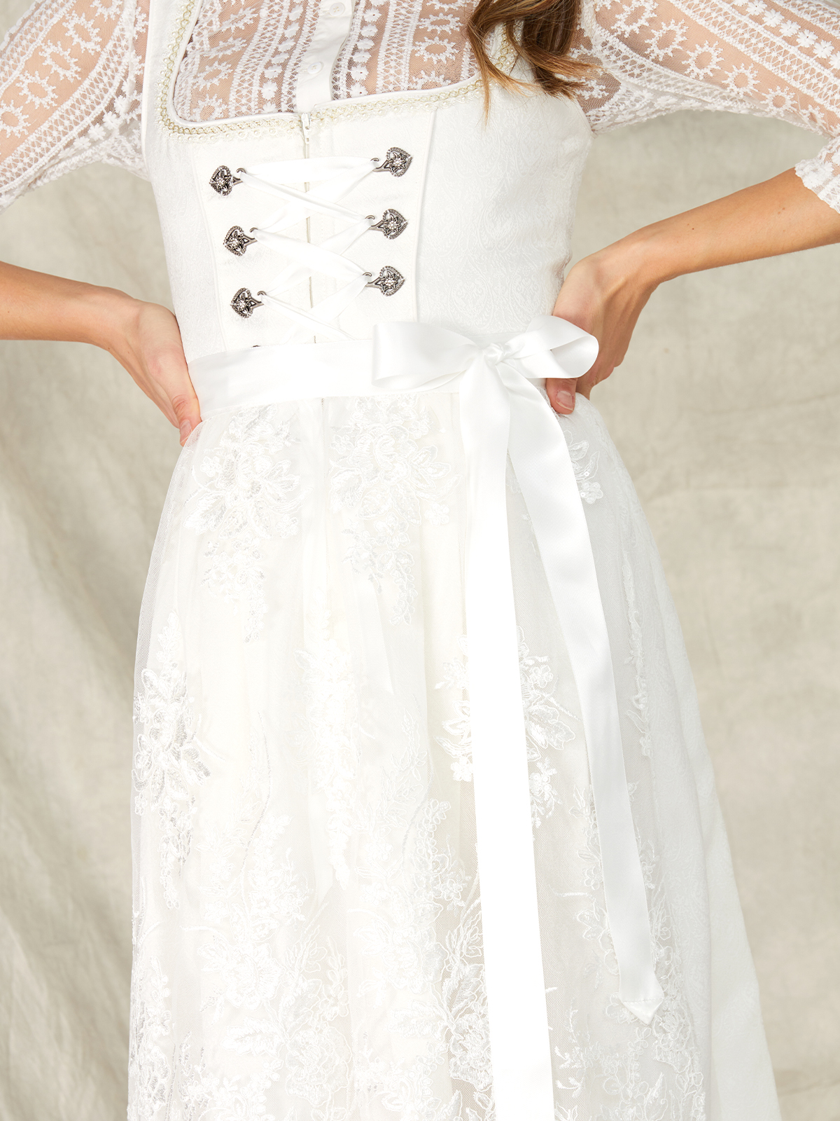 Klassisches rotes Dirndl mit weißer Schürze