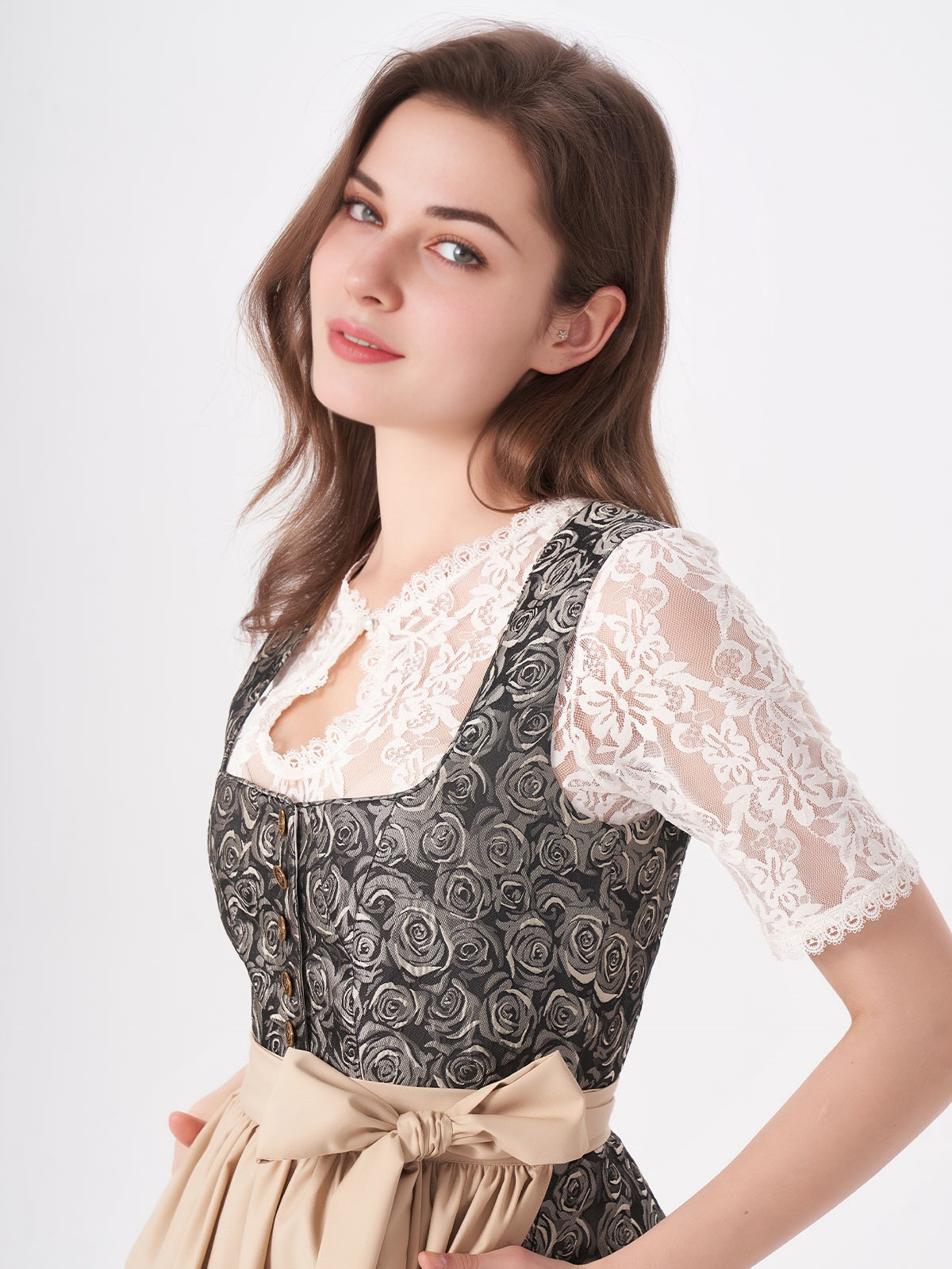 Hochgeschlossene Dirndlbluse mit Spitzenverzierung