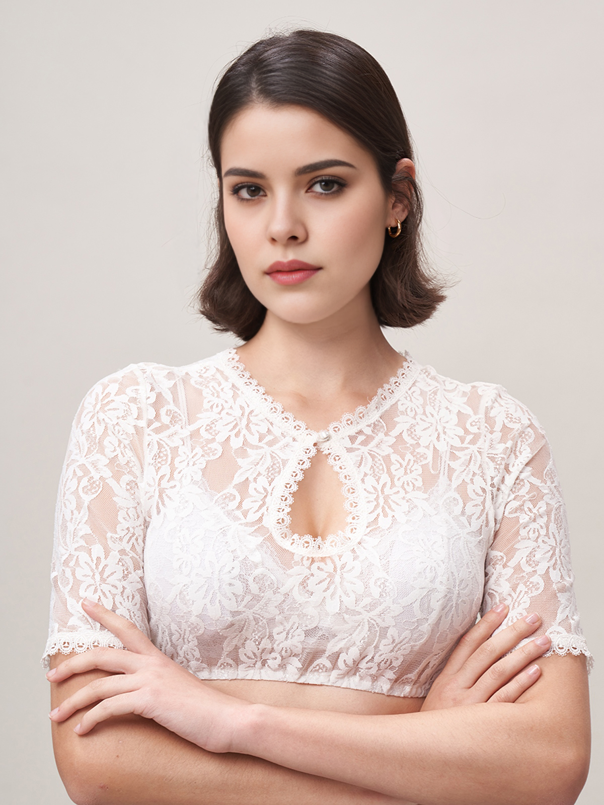 Dirndl Bluse in Weiß mit feinen Details