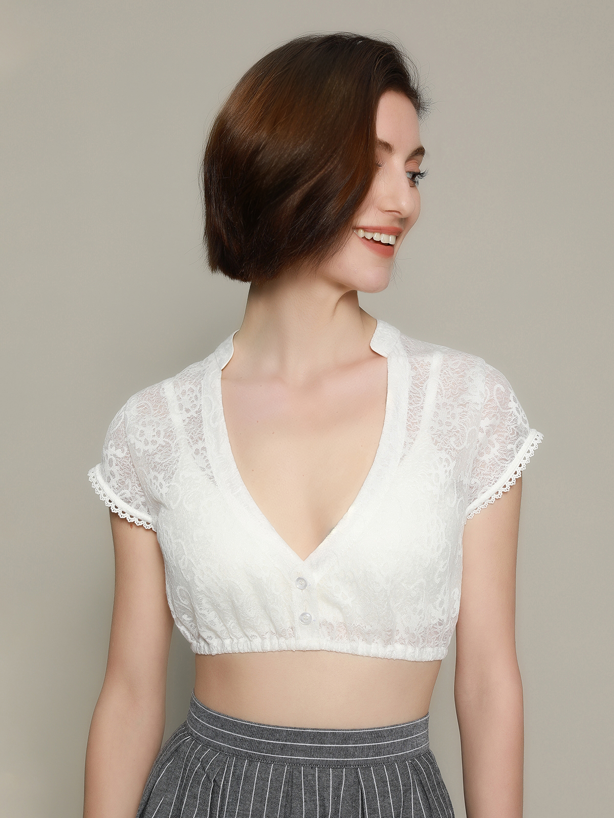 Elegantes weißes Dirndl mit Spitzenbluse