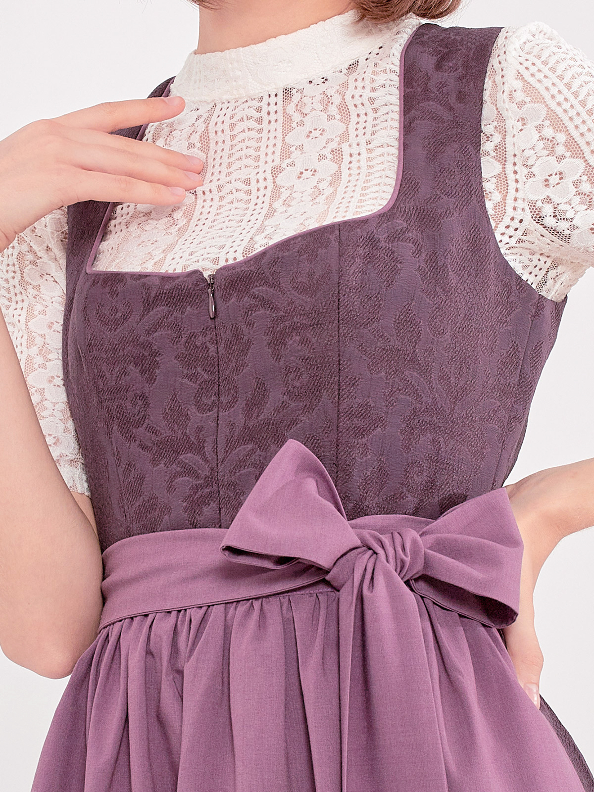 Traditionelles Dirndl in Lila