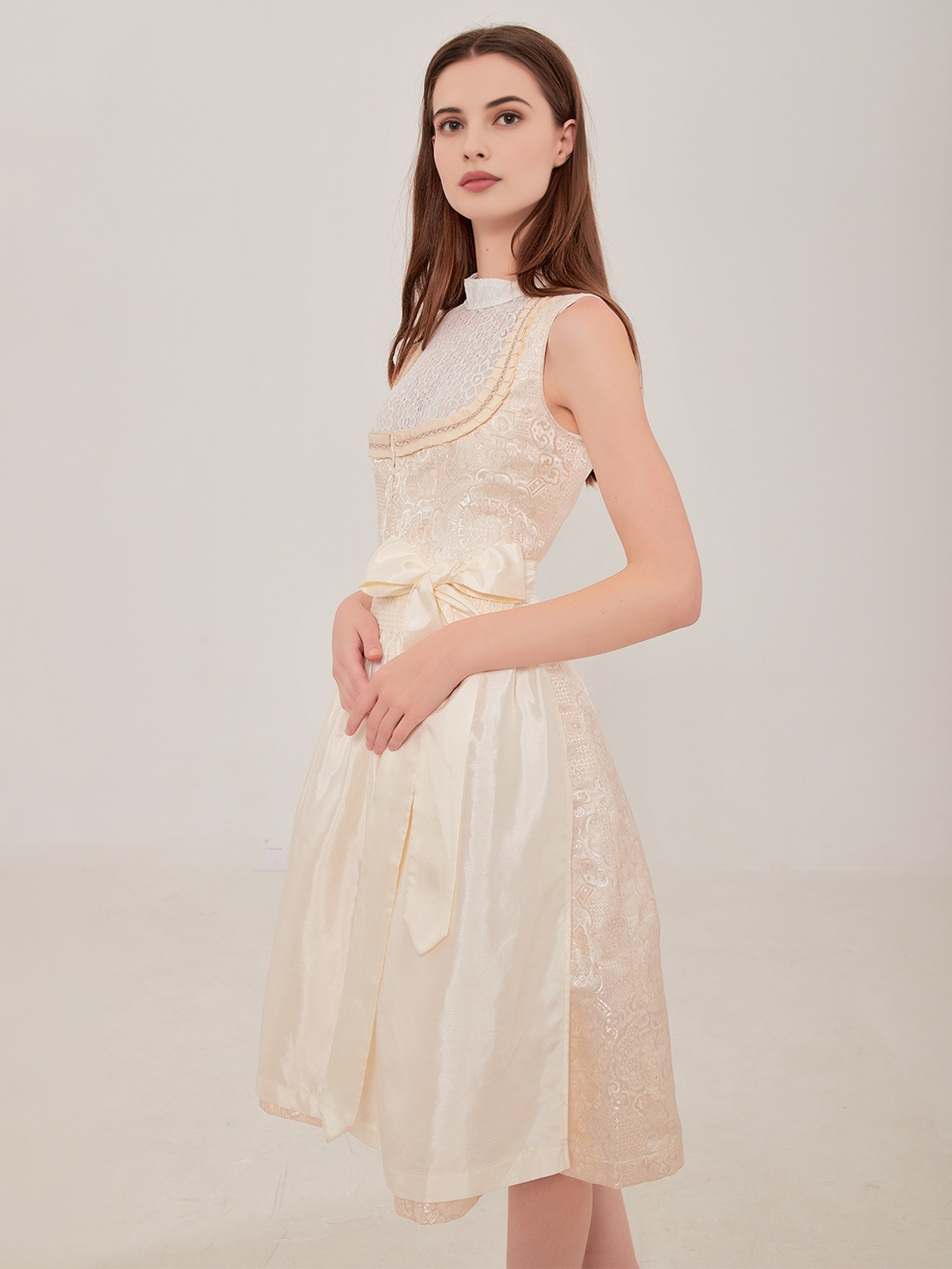 Modernes Dirndl in Beige – feminin und zeitlos