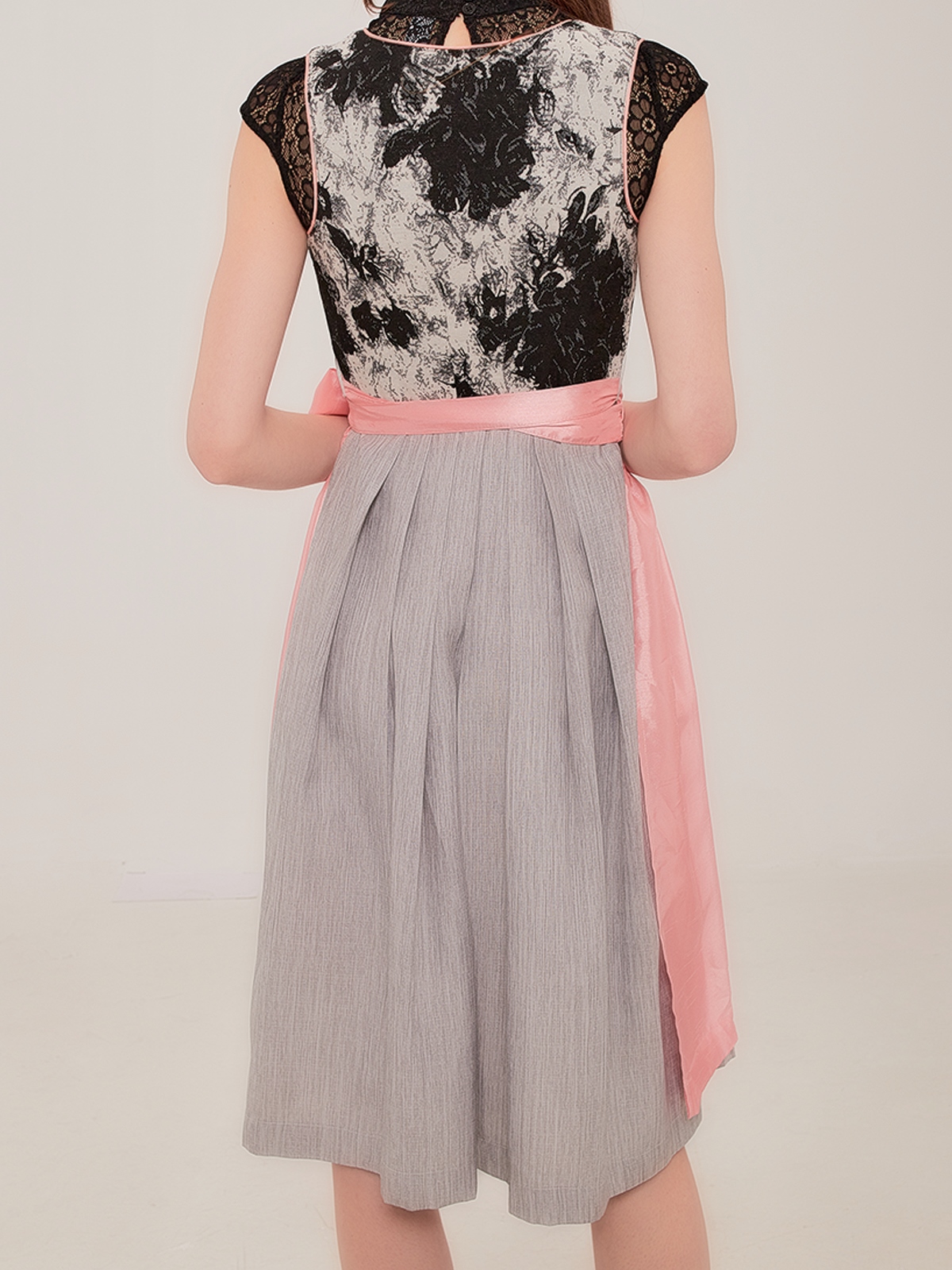 Modernes Dirndl in Schwarz – Eleganz trifft Tradition