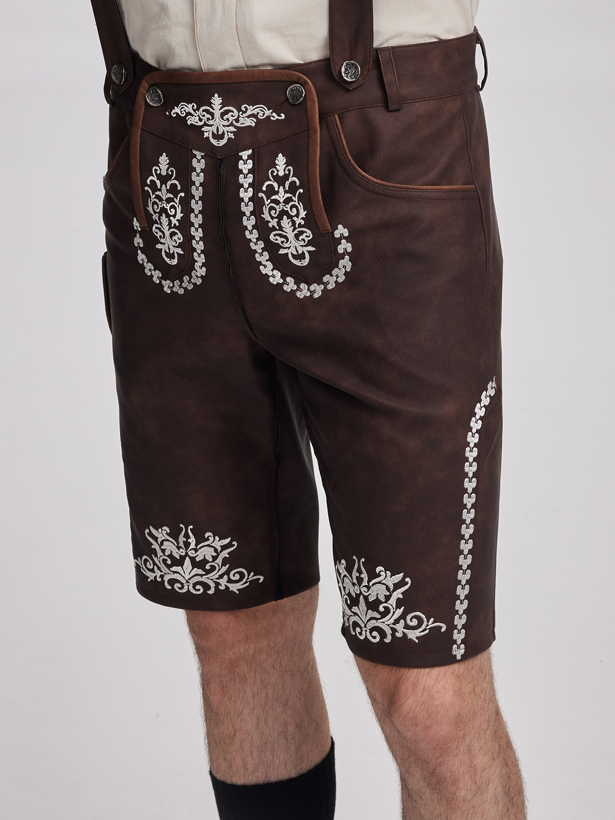 Stilvoller Brauner Lederhosen-Look mit Quadratausschnitt