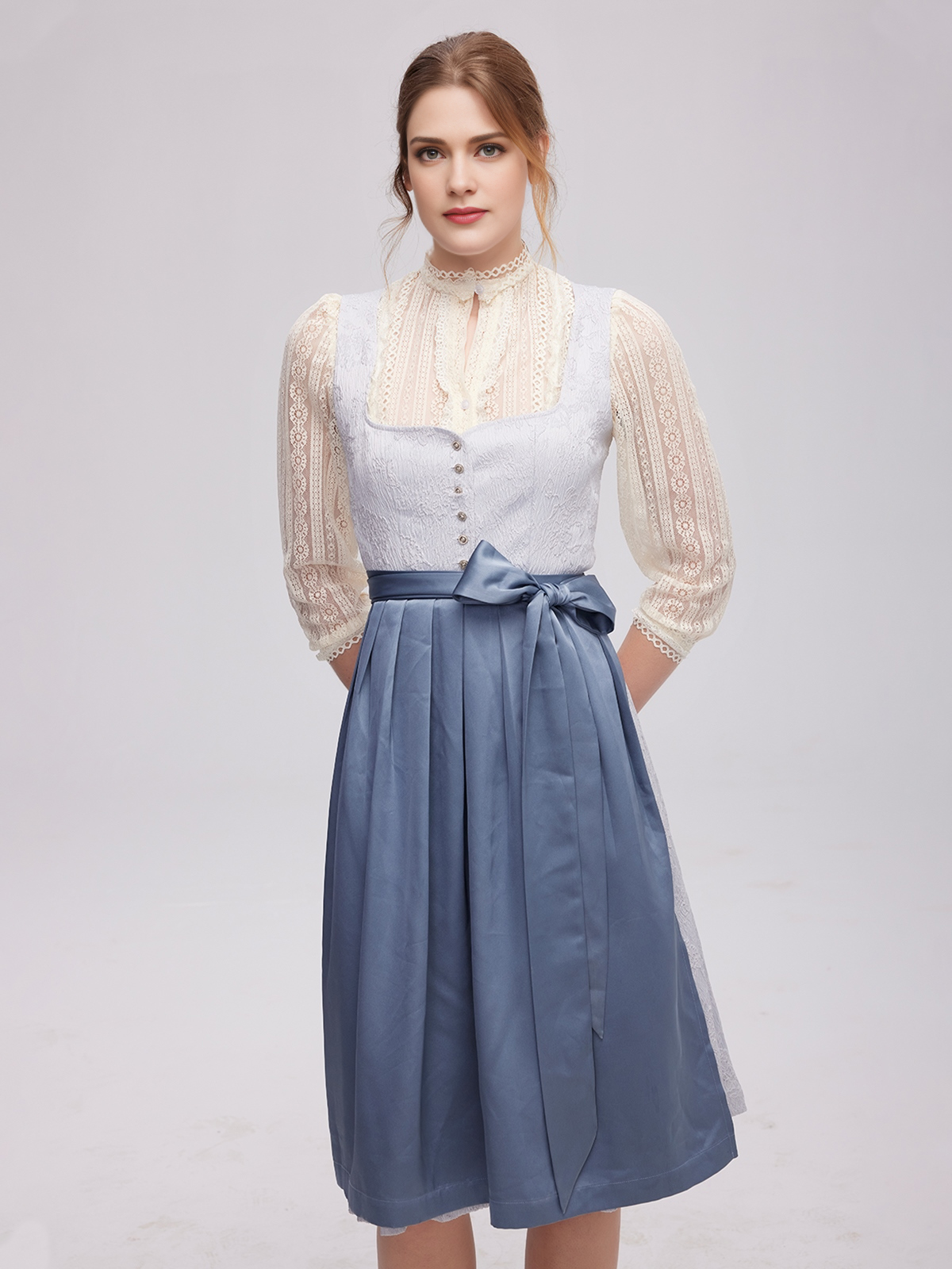 Dirndl mit Bluse in Blau