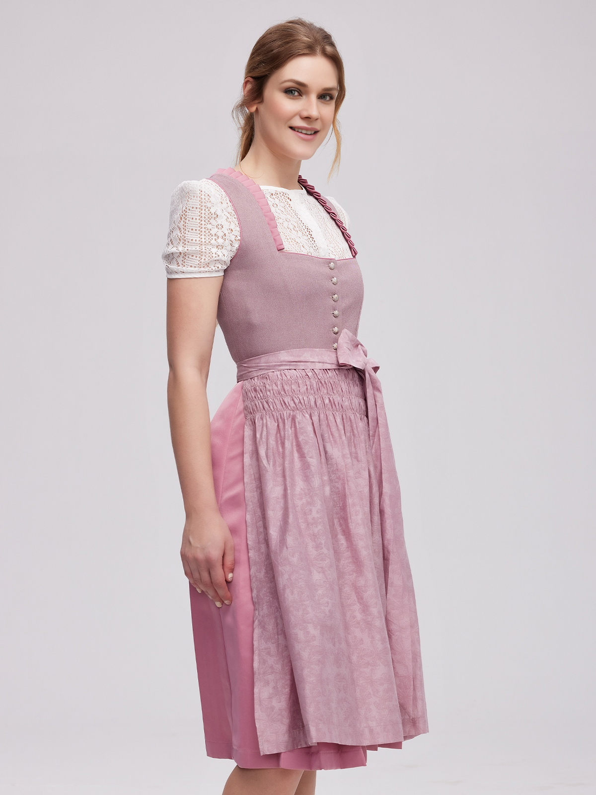 Beige Dirndl mit floralen Stickereien