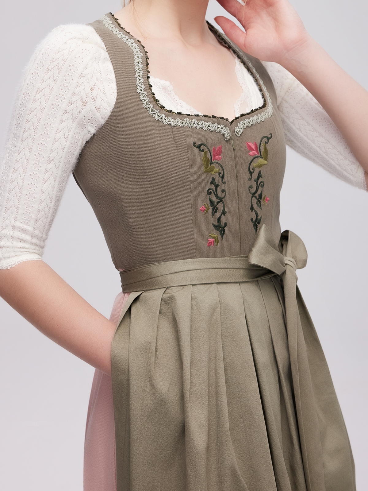 Modernes Dirndl in Grün
