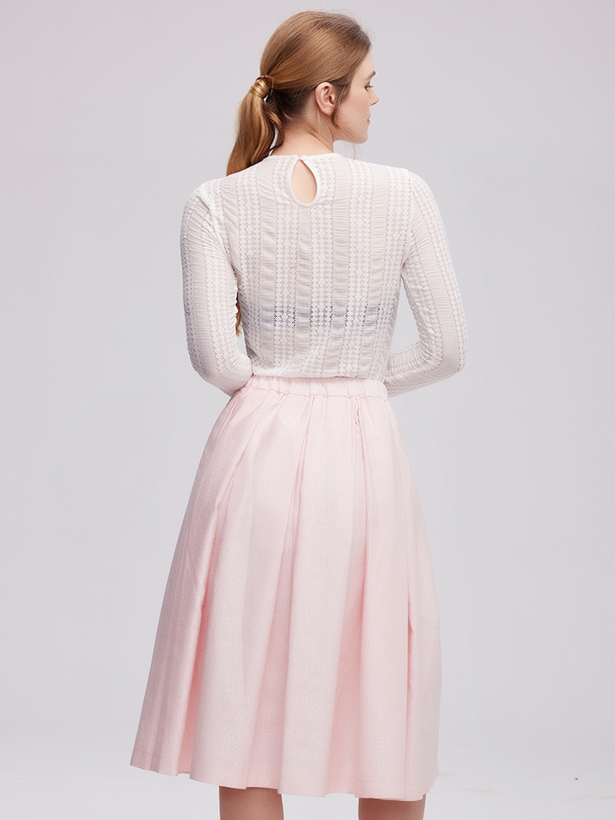Dirndl Beige Samt in eleganter Pose
