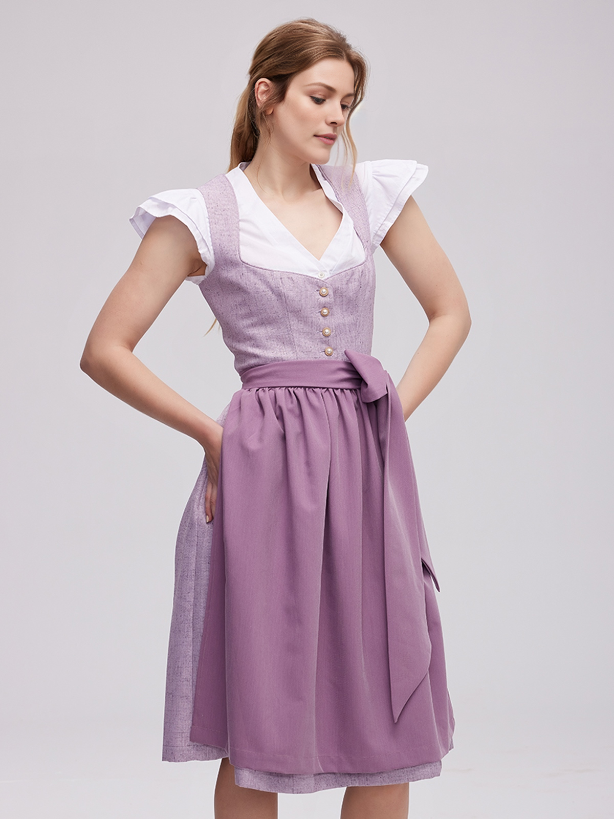 Elegantes lila Dirndl mit modernem Schnitt