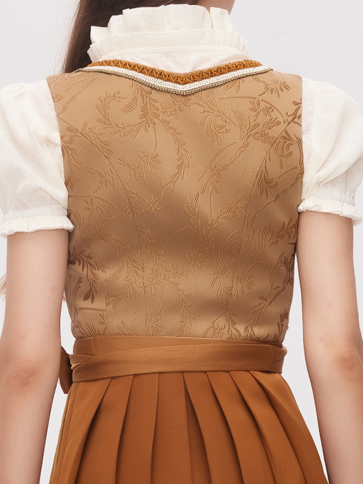Modernes Dirndl mit elegantem Ausschnitt