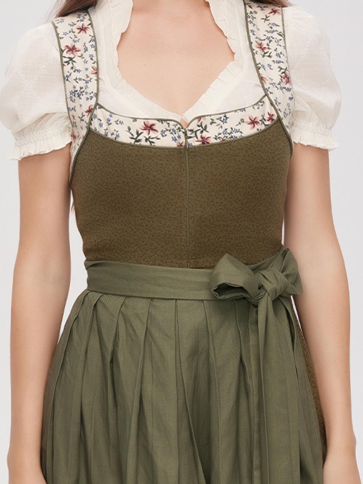 Modernes Dirndl in Grün mit floralen Details