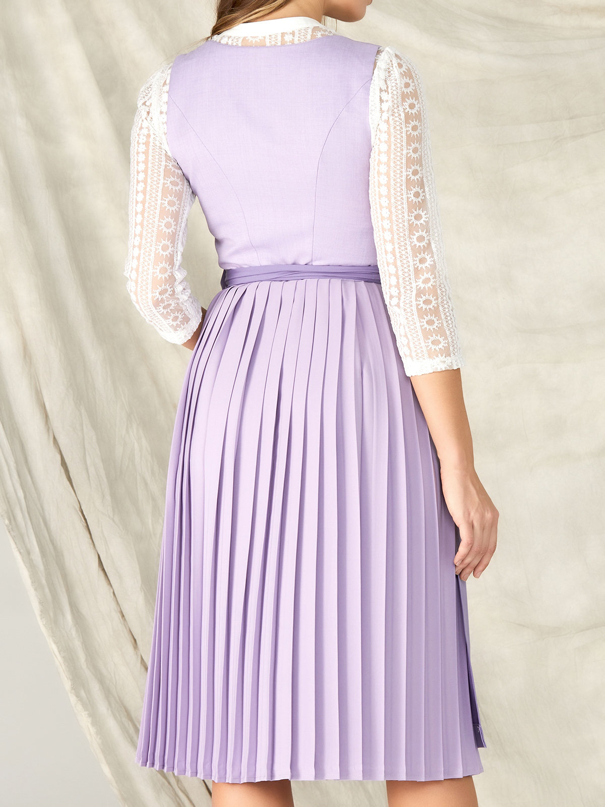 Modernes Dirndl in Lila – perfekt für den Stadtlook