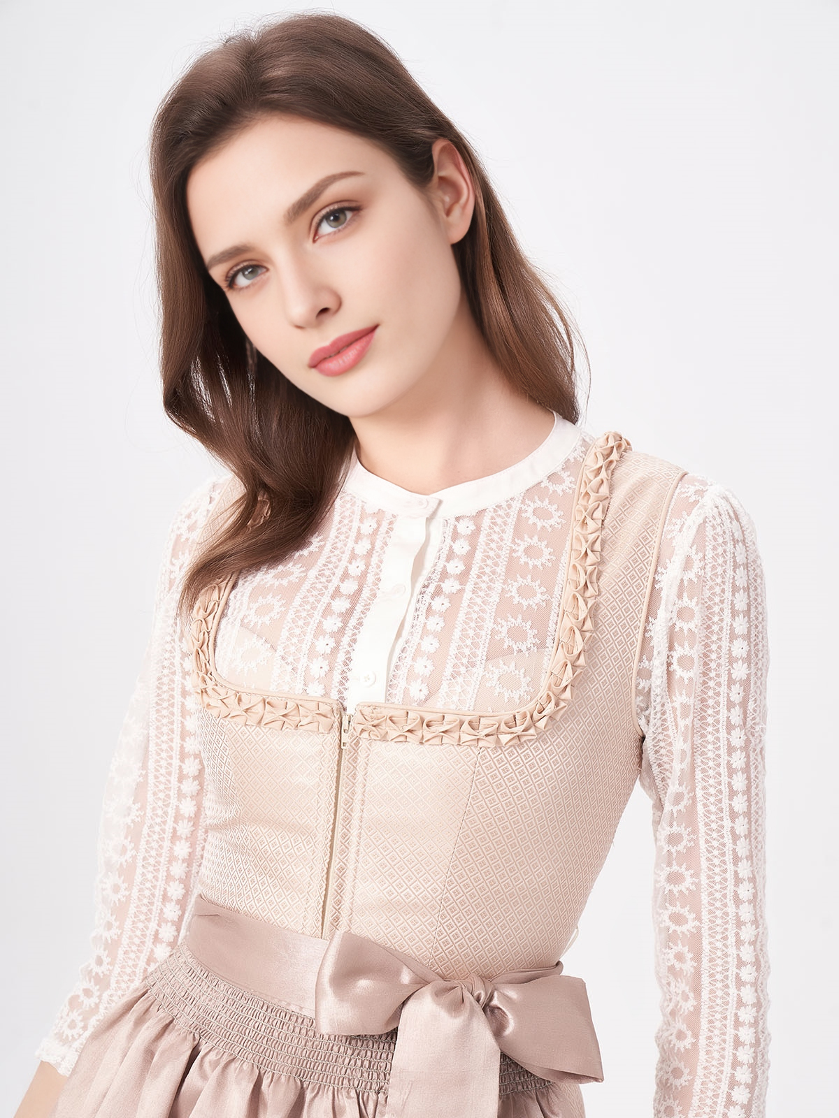 Ein elegantes beiges Ja Mei Dirndl, perfekt für festliche Anlässe