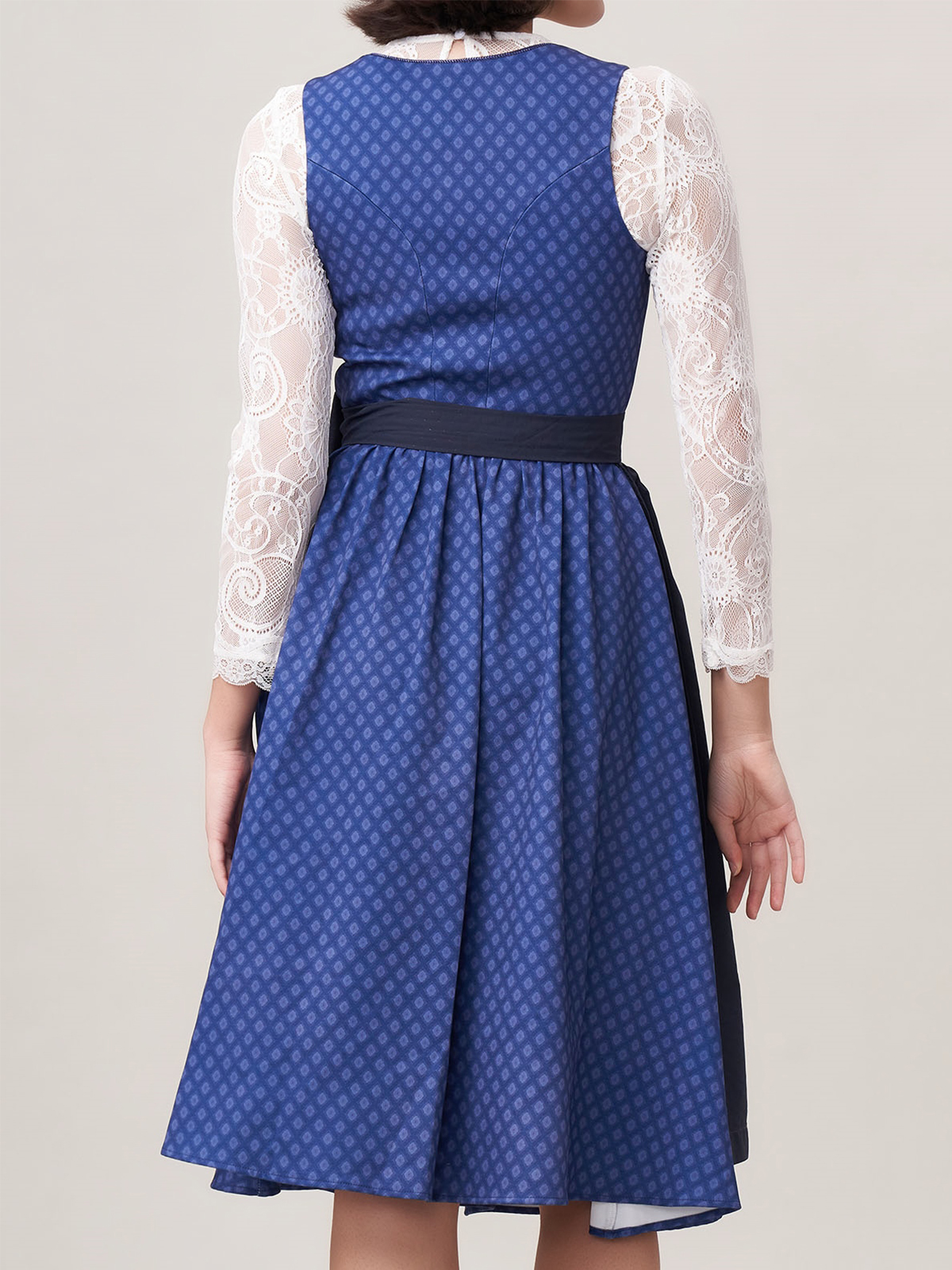 Modernes Dirndl in Blau mit eleganter Silhouette