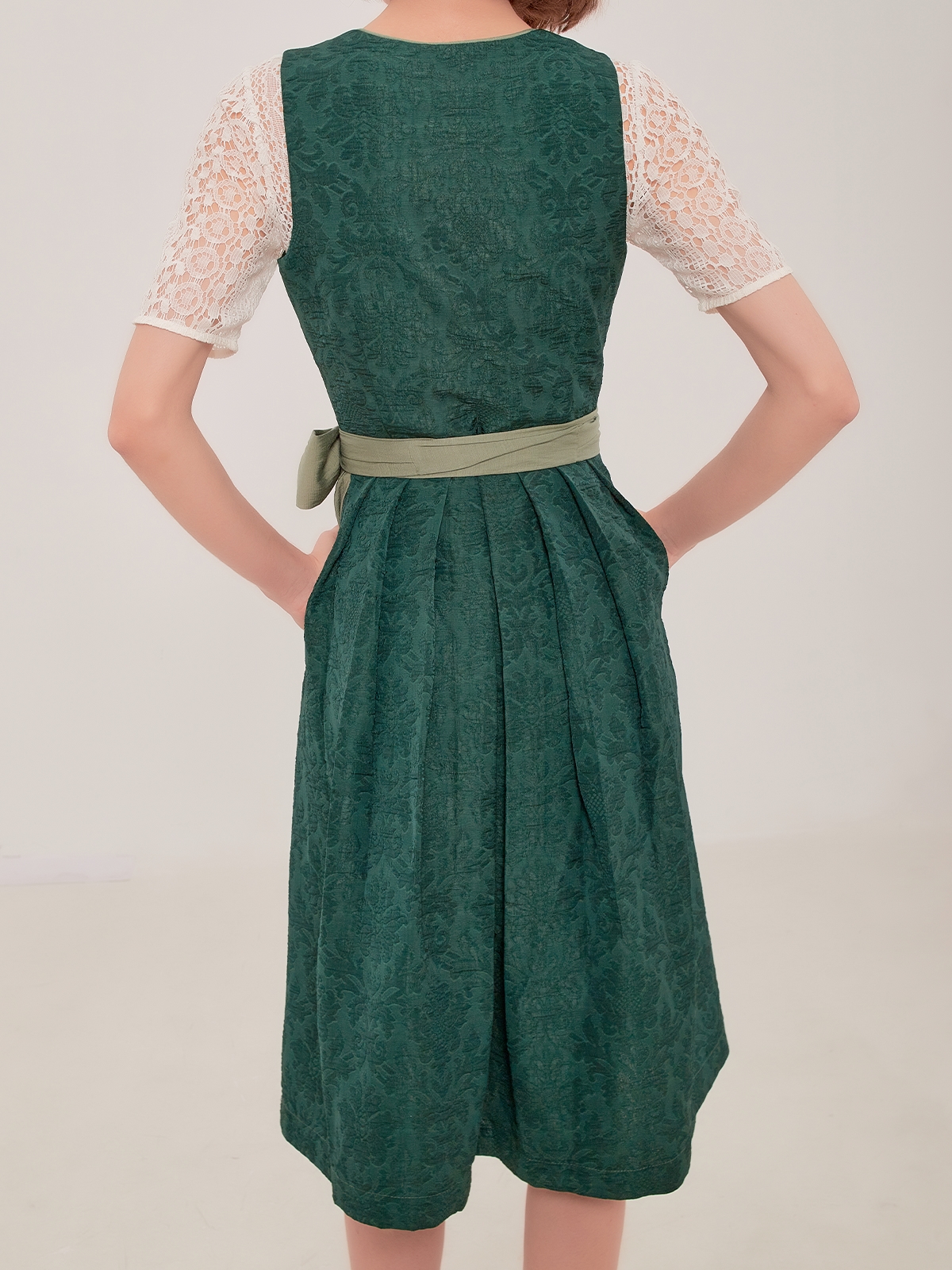 Modernes grünes Dirndl mit schlanker Silhouette