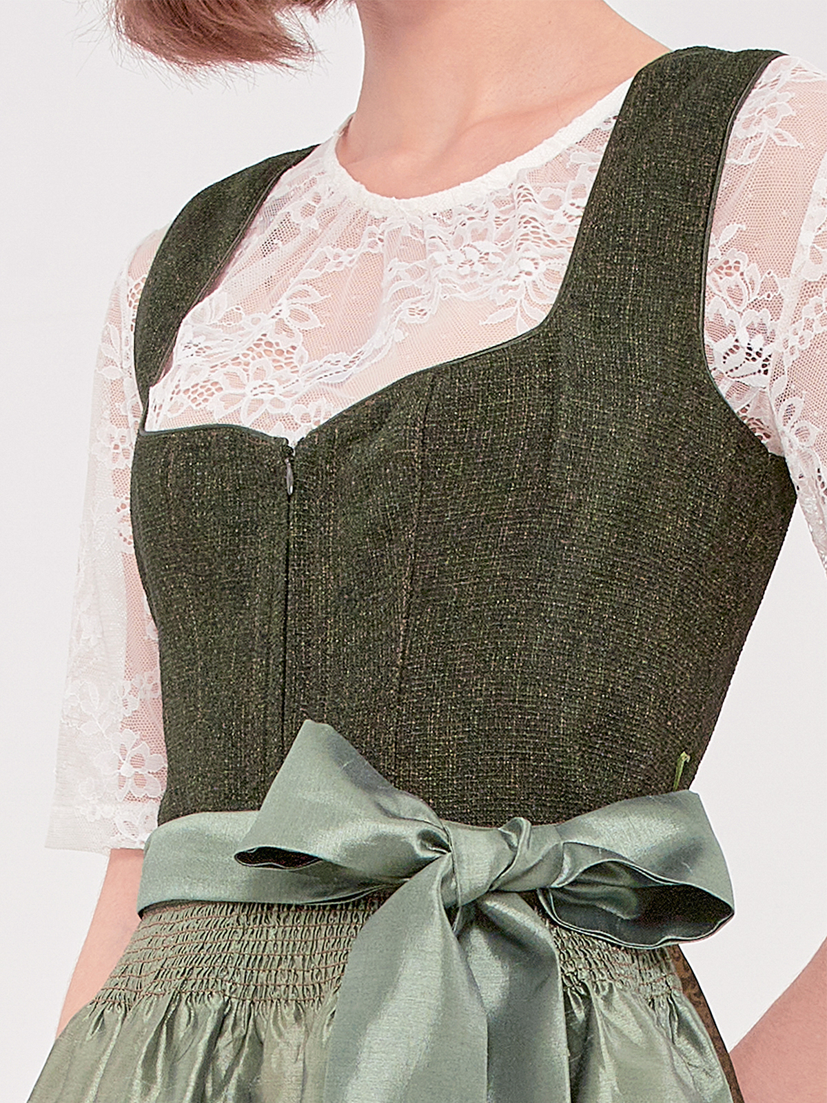 Elegantes graues Samt-Dirndl mit modernem Schnitt