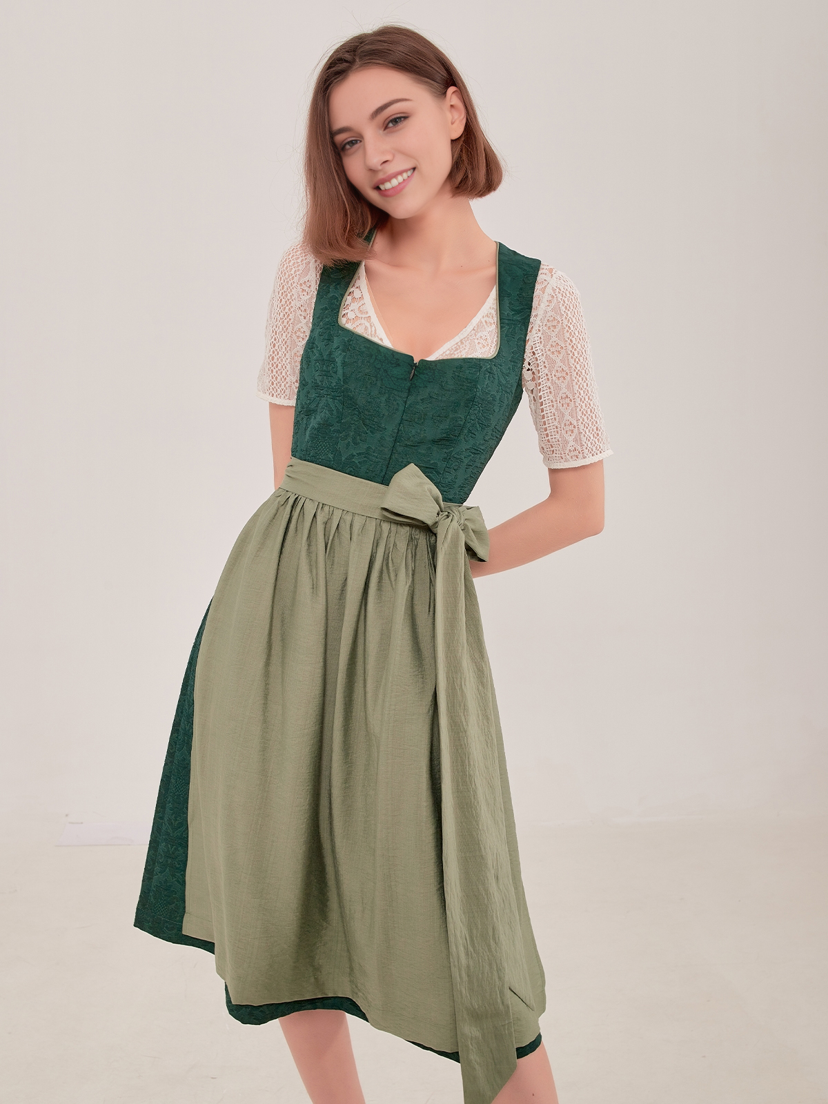 Dirndlbluse Oliv in perfekter Kombination