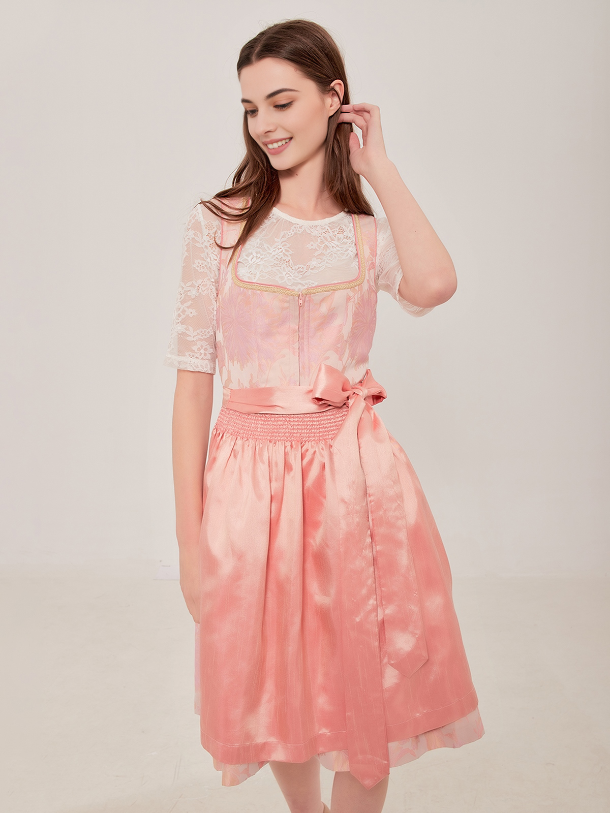 Ein rosa Samt-Dirndl mit Spitzenbesatz, perfekt für festliche Anlässe