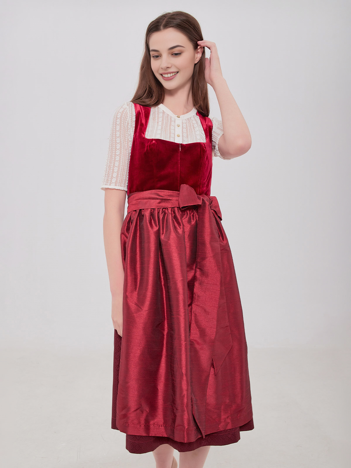 Traditionelles rotes Dirndl mit feiner Stickerei