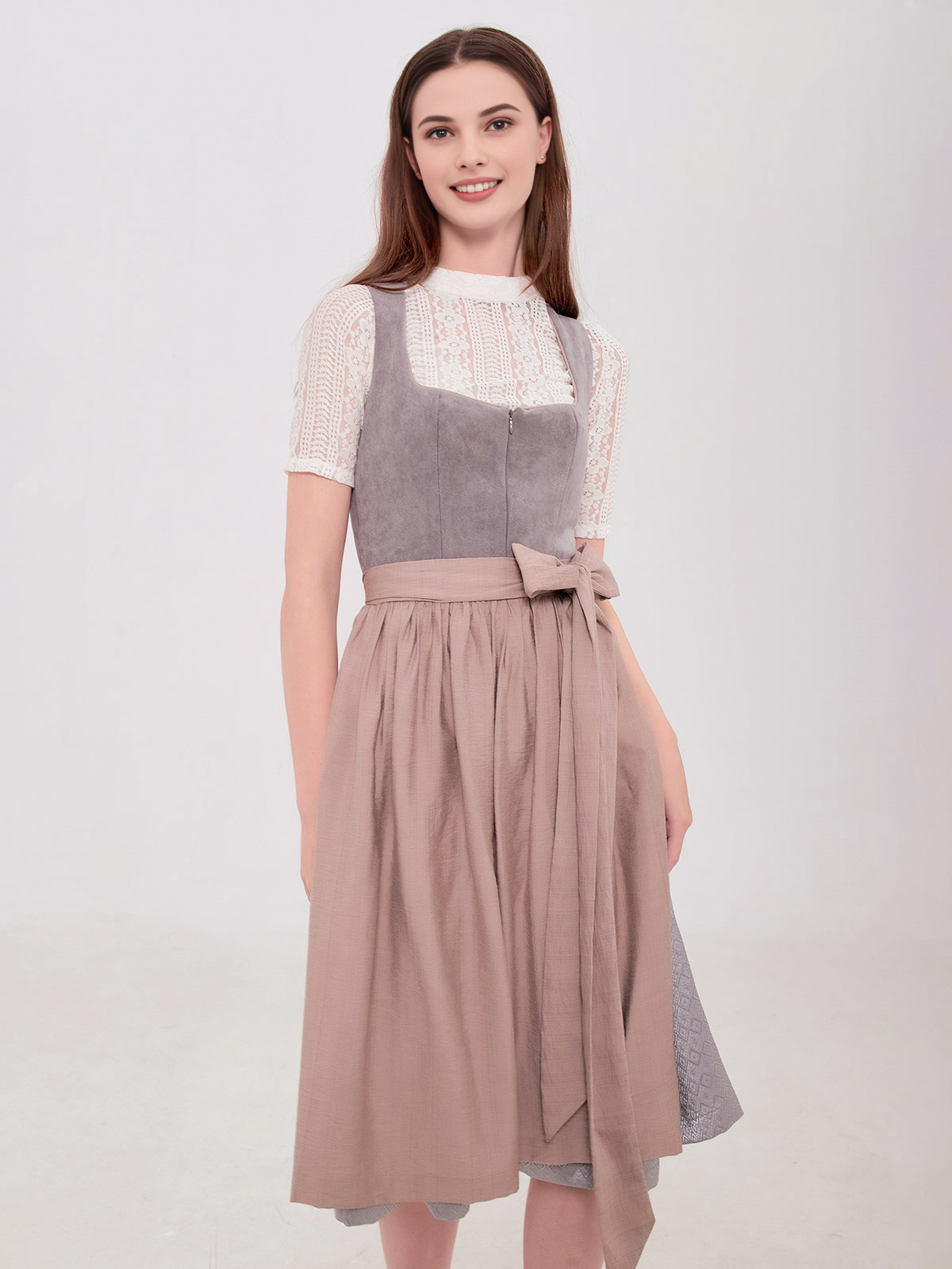 Grünes Dirndl mit grauem Schürzenkontrast