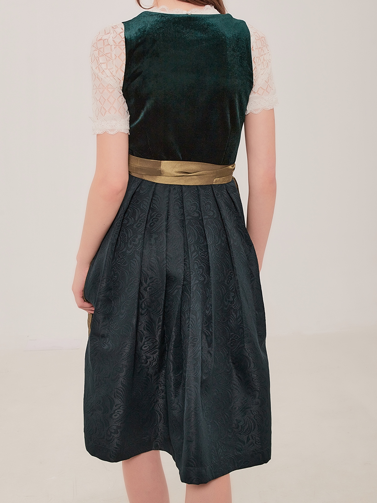 Ein modernes Dirndl in Grün – perfekt für festliche Anlässe