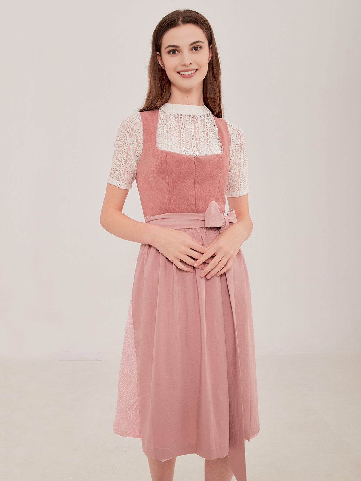 Modernes Dirndl in Rosa