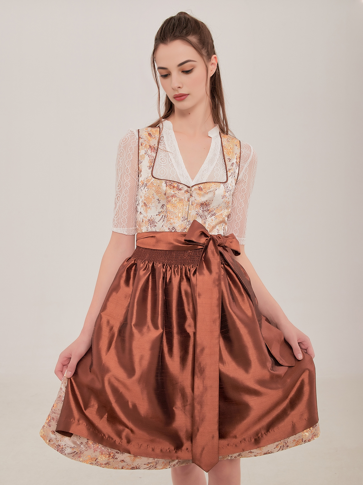 Dirndl in Gelb mit traditionellem Schnitt