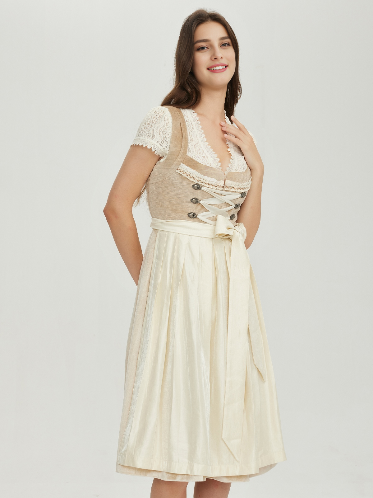 Traditionelles Dirndl in Braun