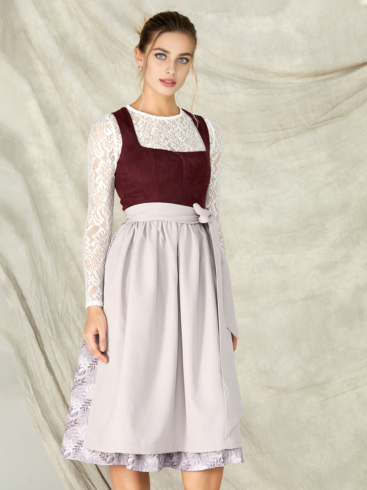 Ein elegantes lila Ja Mei Dirndl mit feinen Details