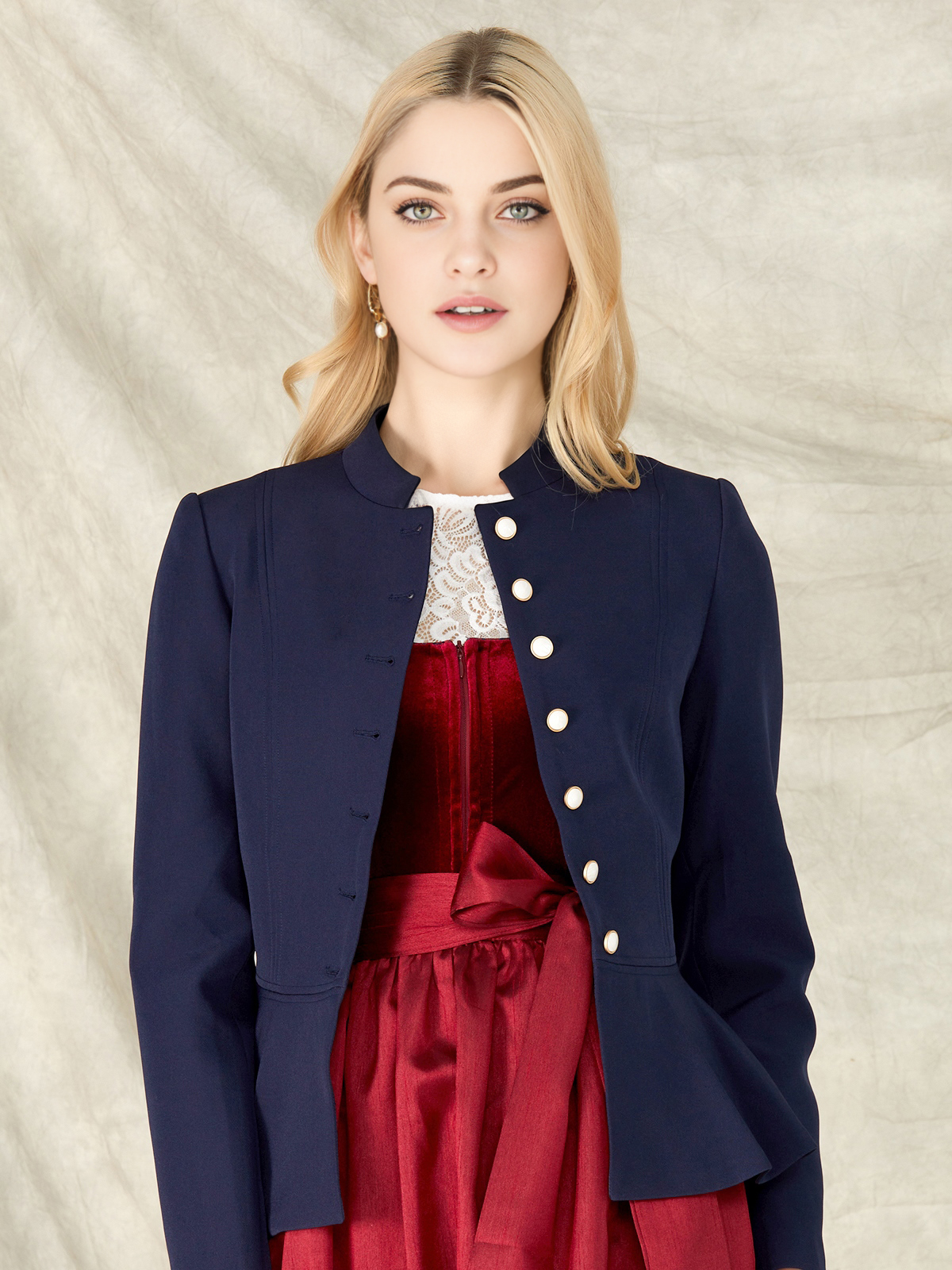 Dirndl Royalblau mit traditioneller Stickerei