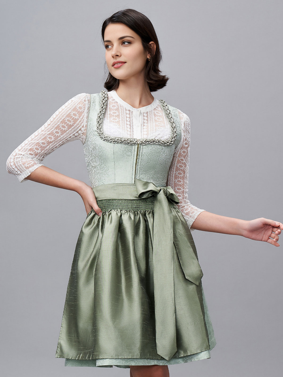 Beiges Dirndl mit floralen Stickereien