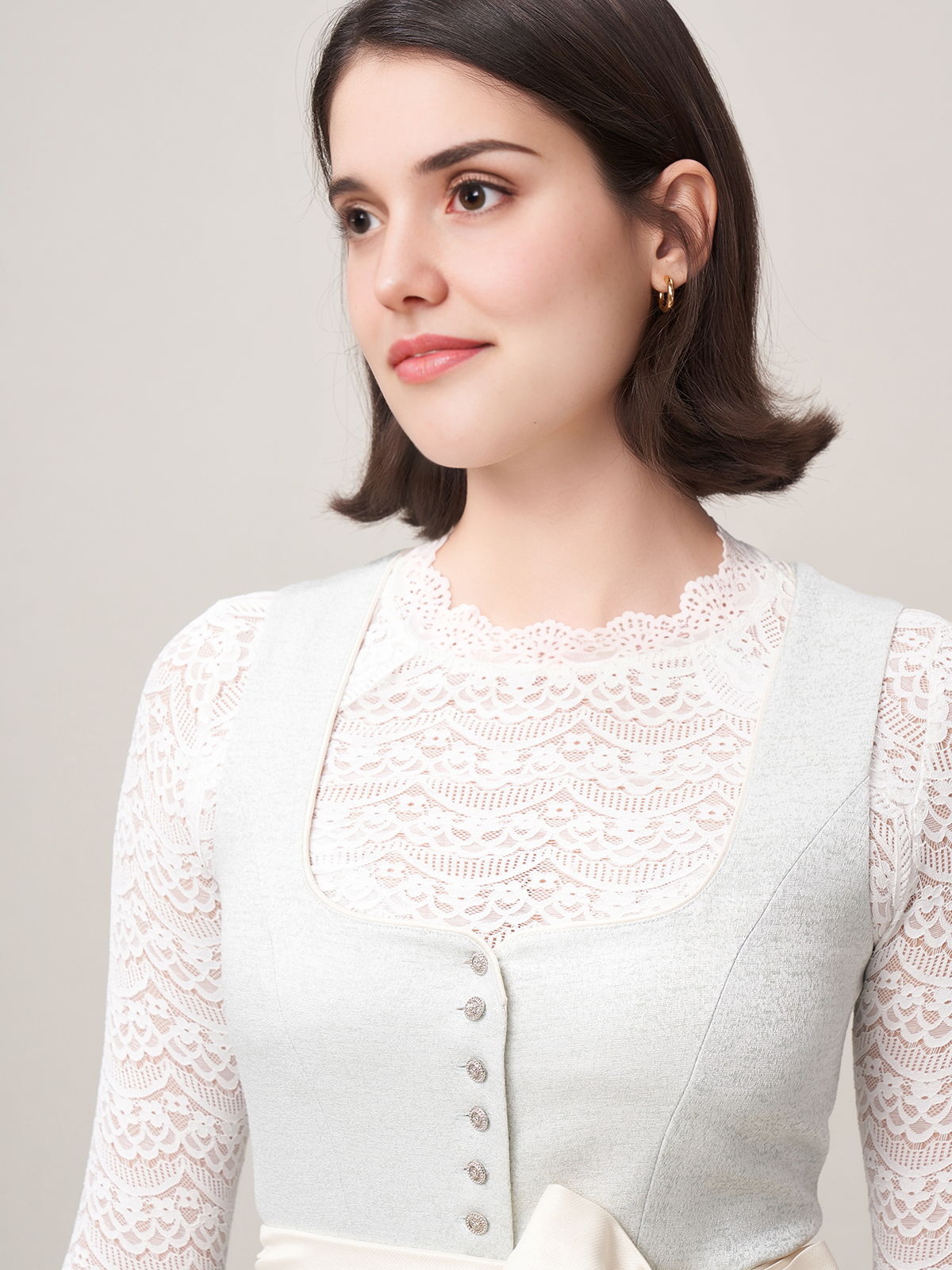 Traditionelles blaues Dirndl mit weißer Bluse