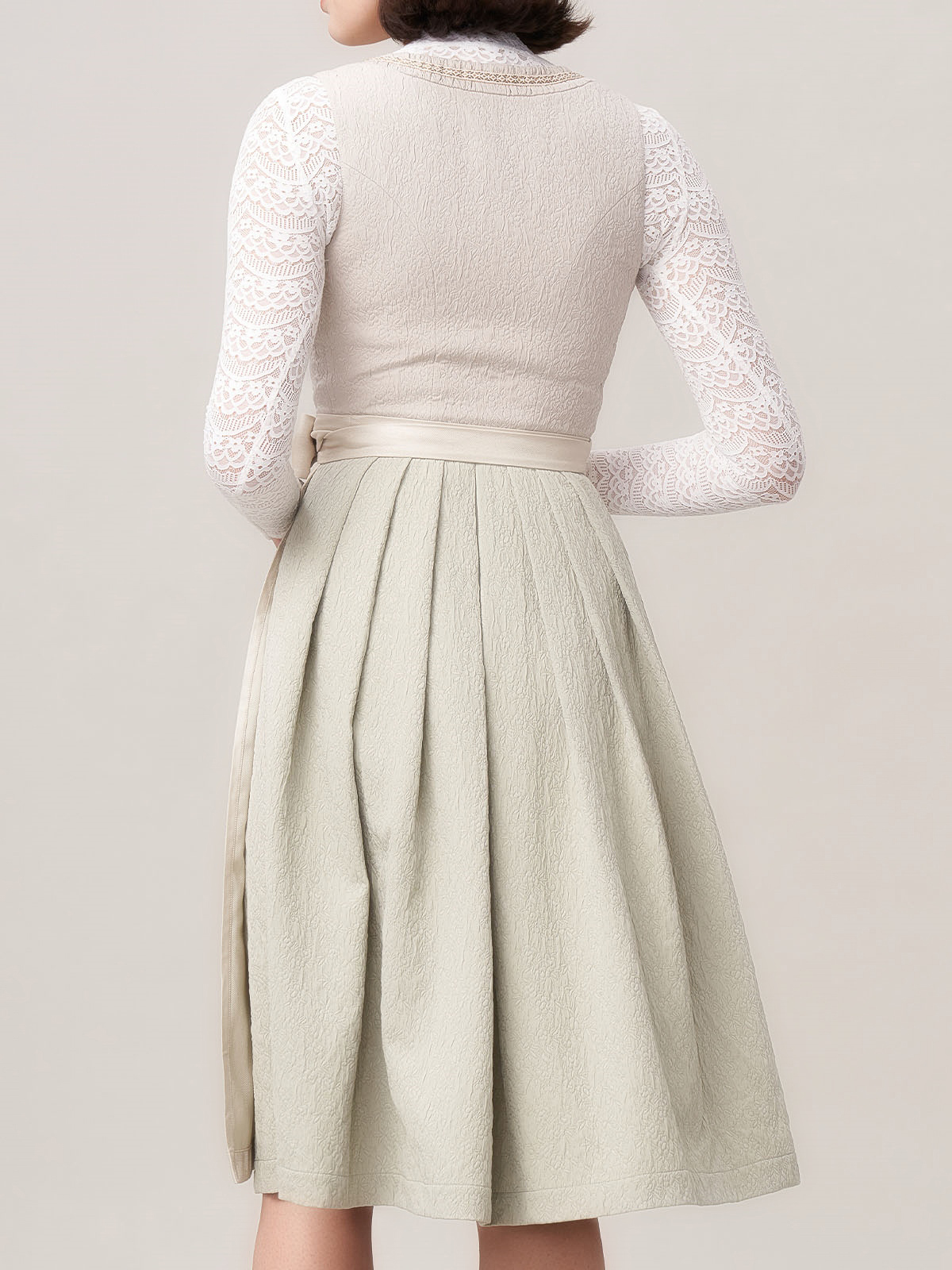 Elegantes beiges Dirndl mit blauen Akzenten