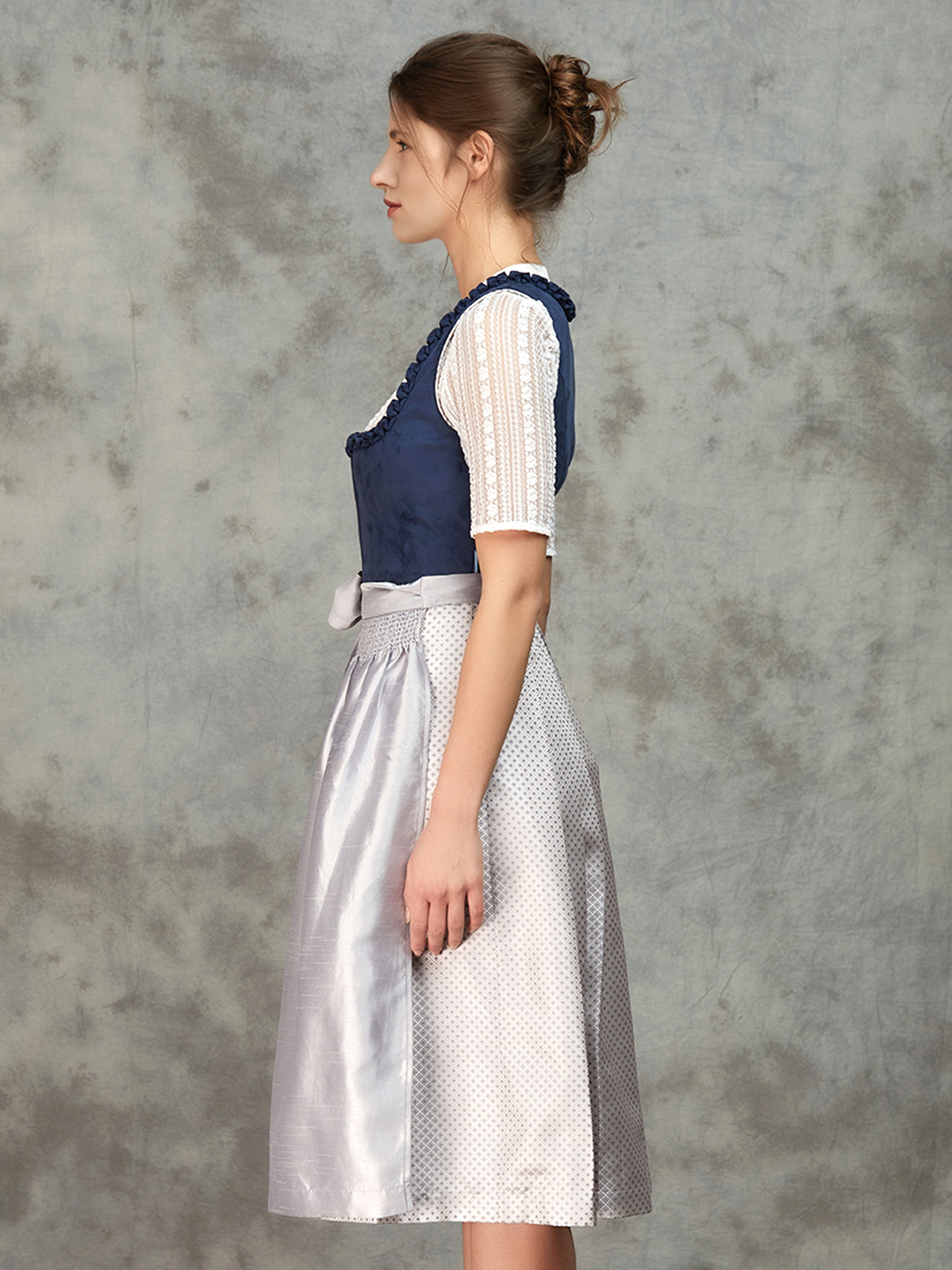 Modernes Dirndl in Blau mit figurbetonter Silhouette