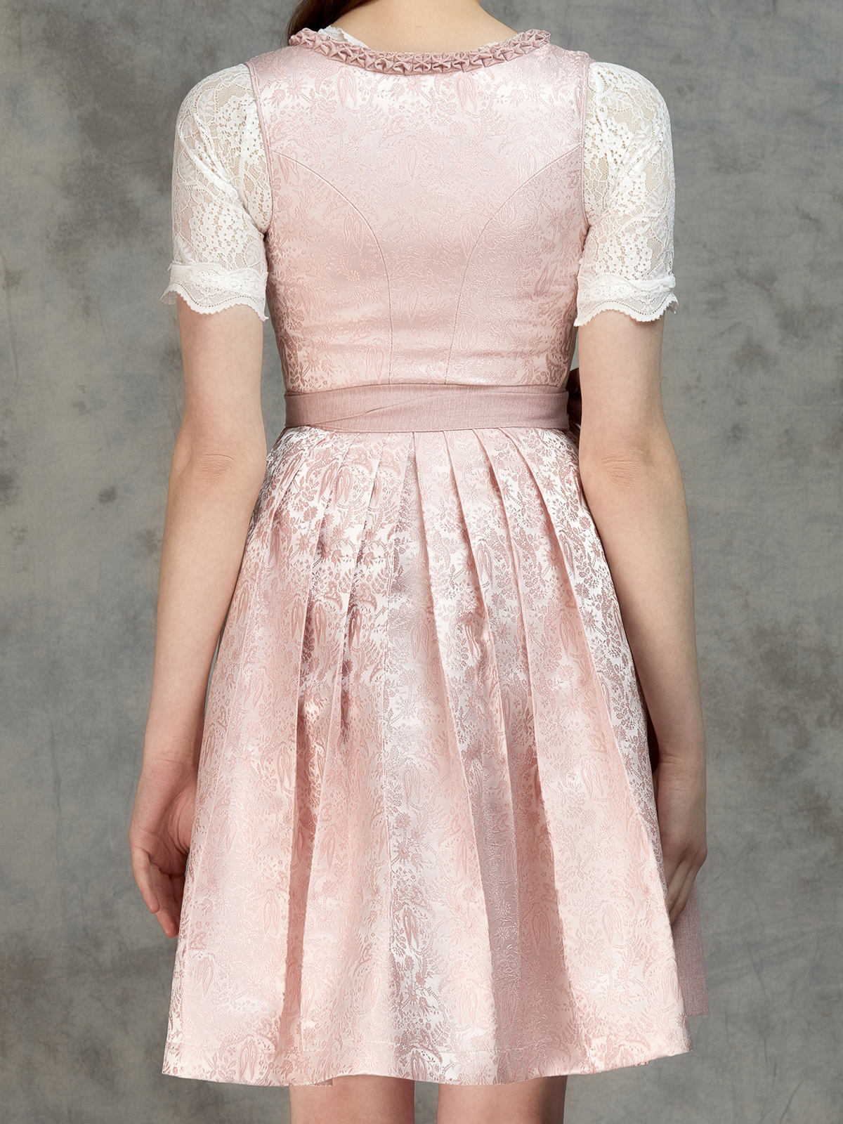 Blaues Dirndl mit floralen Details