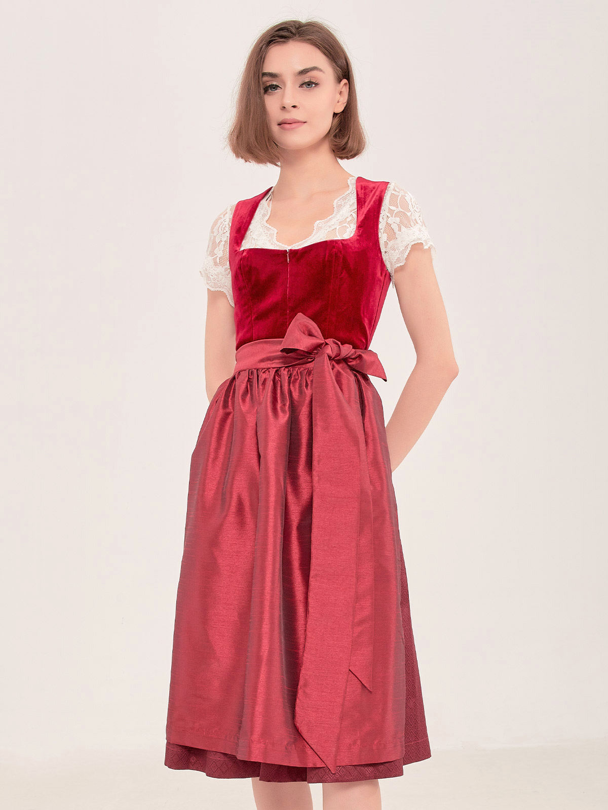 Modernes Dirndl in Rot mit überraschenden Details