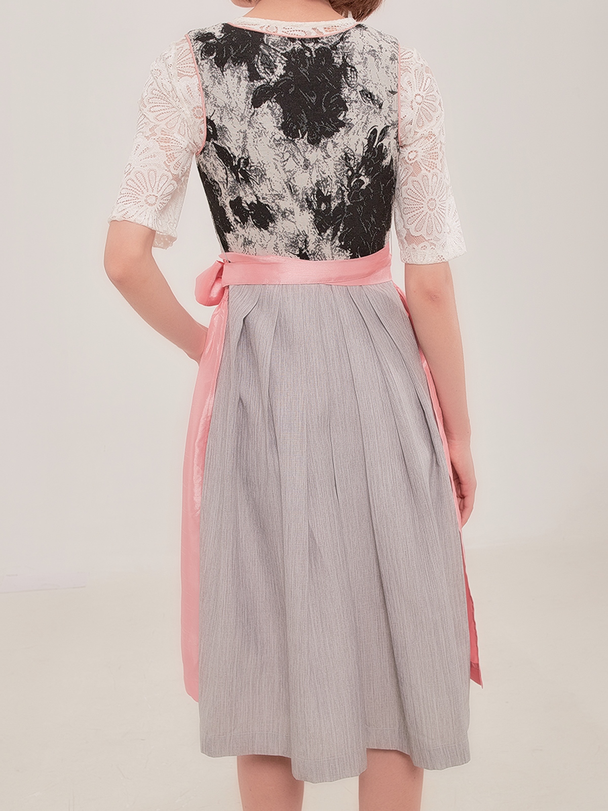 Elegantes hellgelbes Dirndl mit weißer Bluse