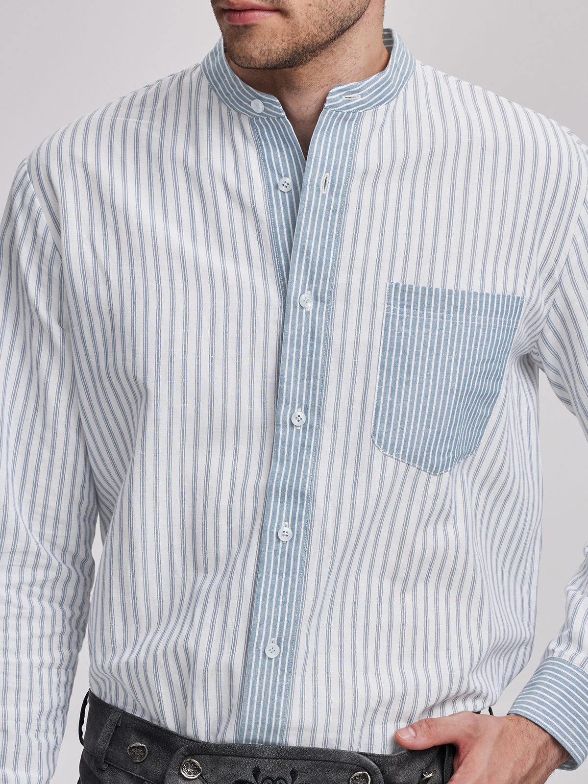 Grünes Samt Dirndl mit stilvollen Accessoires