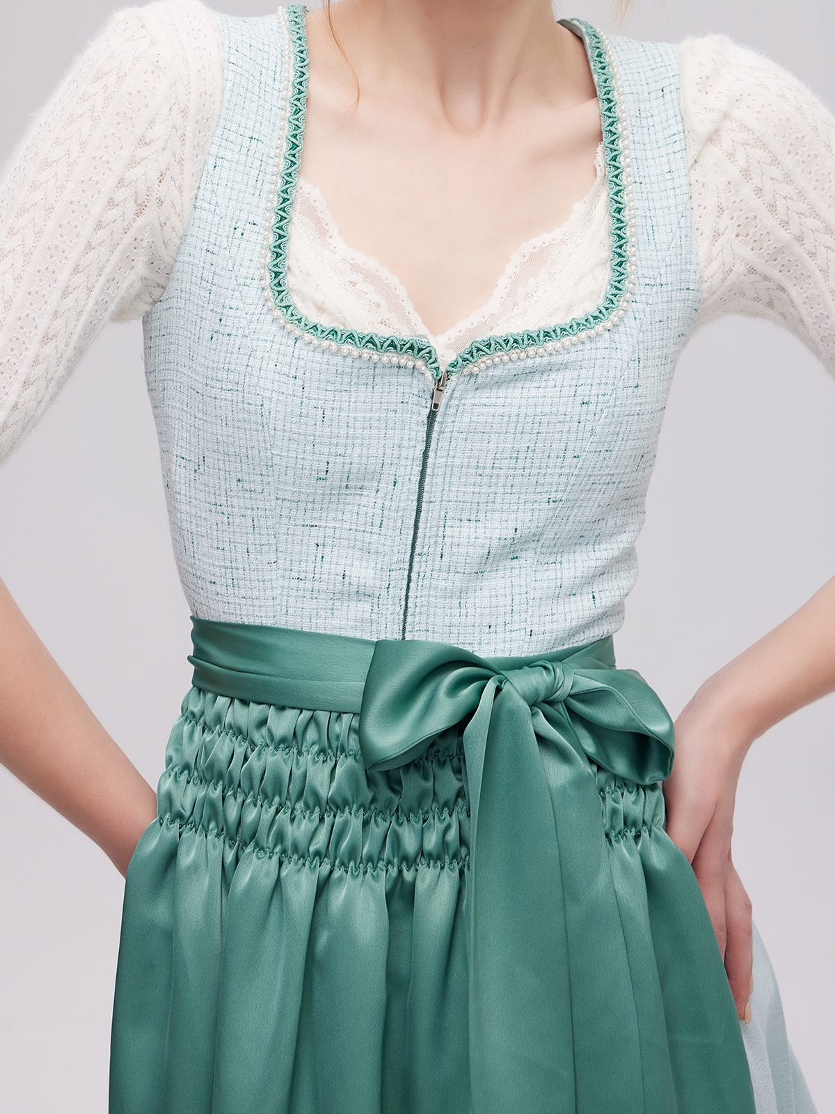 Modernes Dirndl in Grün – perfekt für stilvolle Anlässe