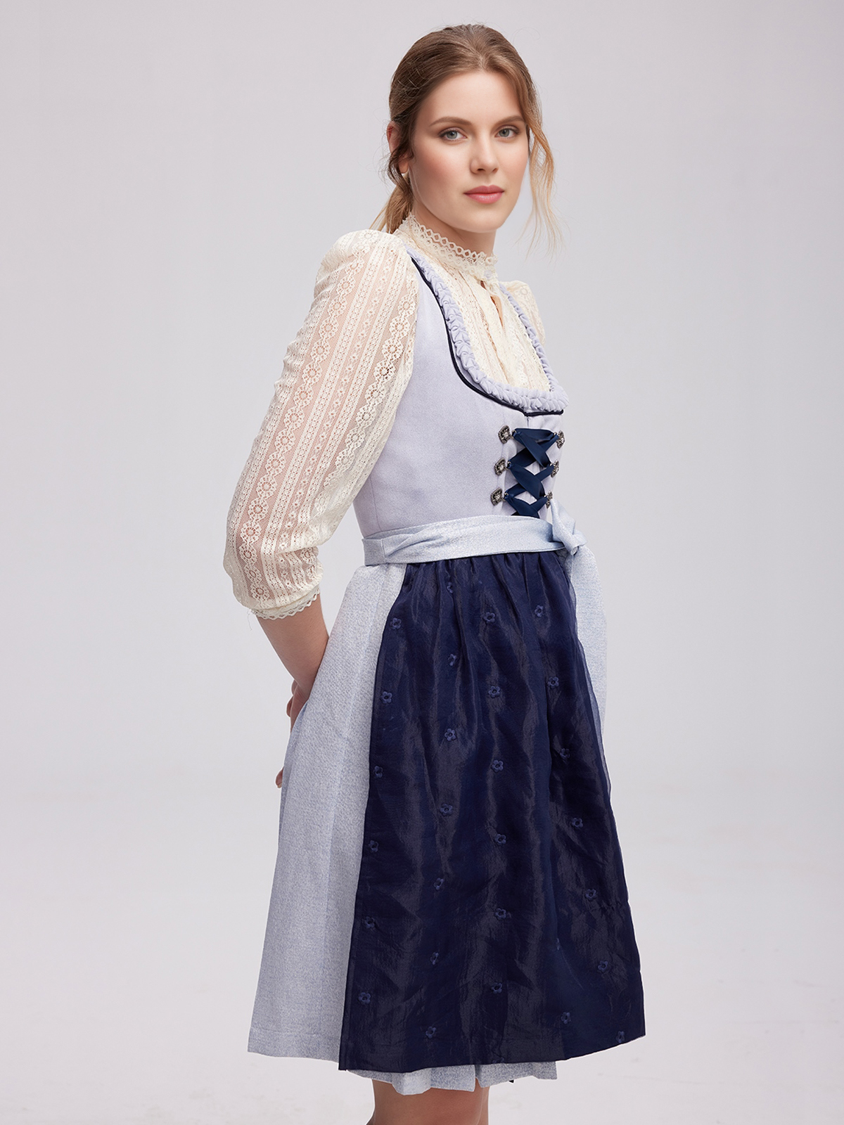 Ein elegantes blaues Samt-Dirndl mit aufwendiger Stickerei