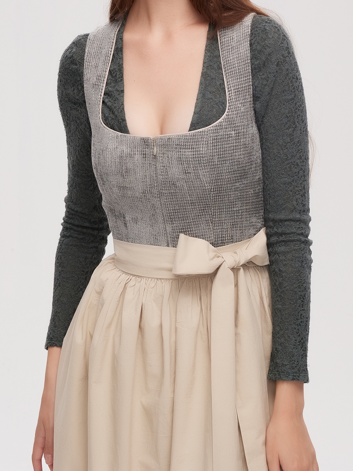 Modernes Dirndl in Grün mit schlanker Silhouette