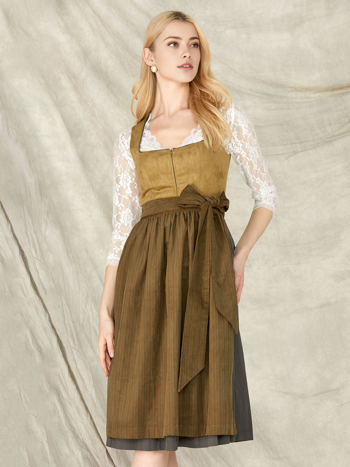 Dirndlbluse mit Spitze und V-Ausschnitt in Grün