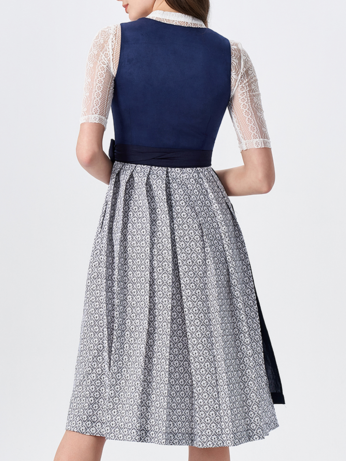 Traditionelles blaues Dirndl mit modernen Akzenten