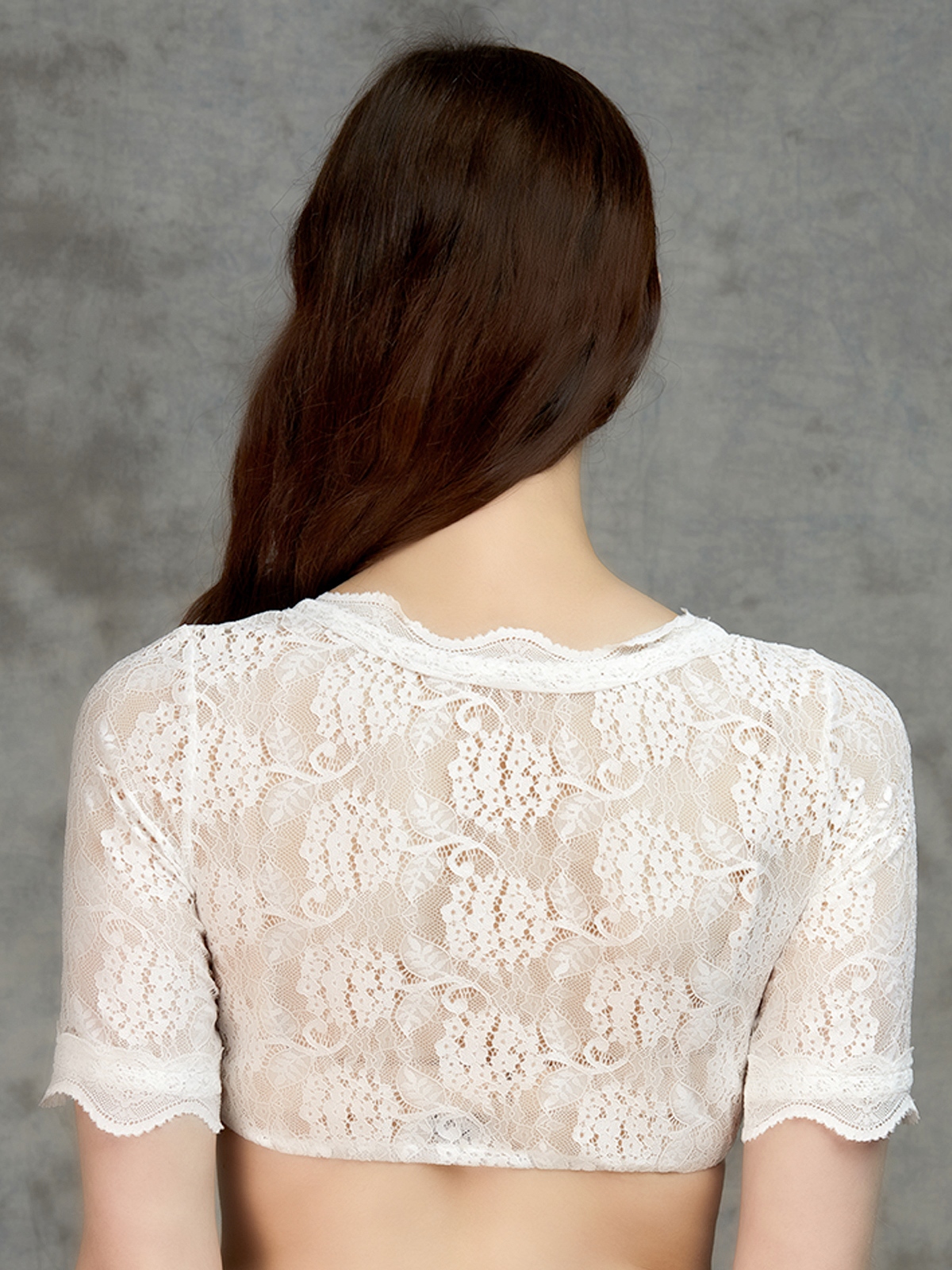 Modernes Dirndl in Weiß mit schlankem Schnitt