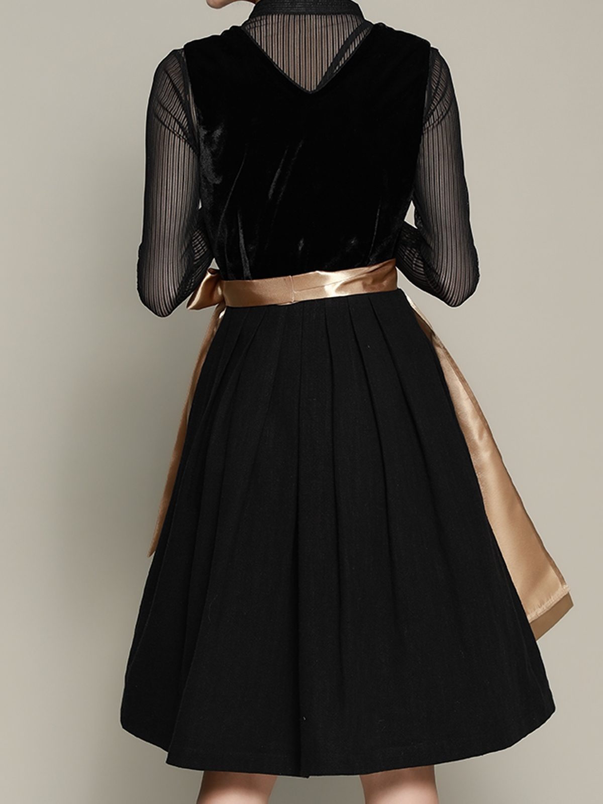 Blaues Dirndl mit modernem Schnitt