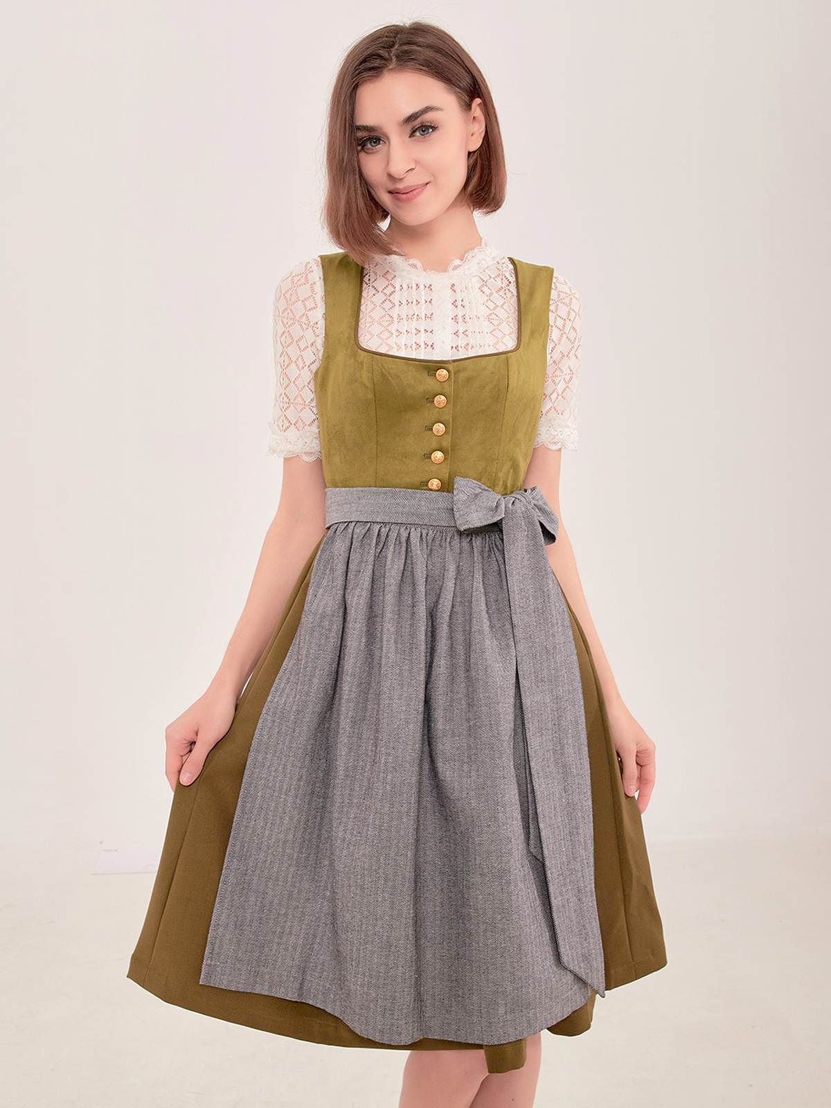 Ein elegantes braunes Dirndl mit grüner Schürze