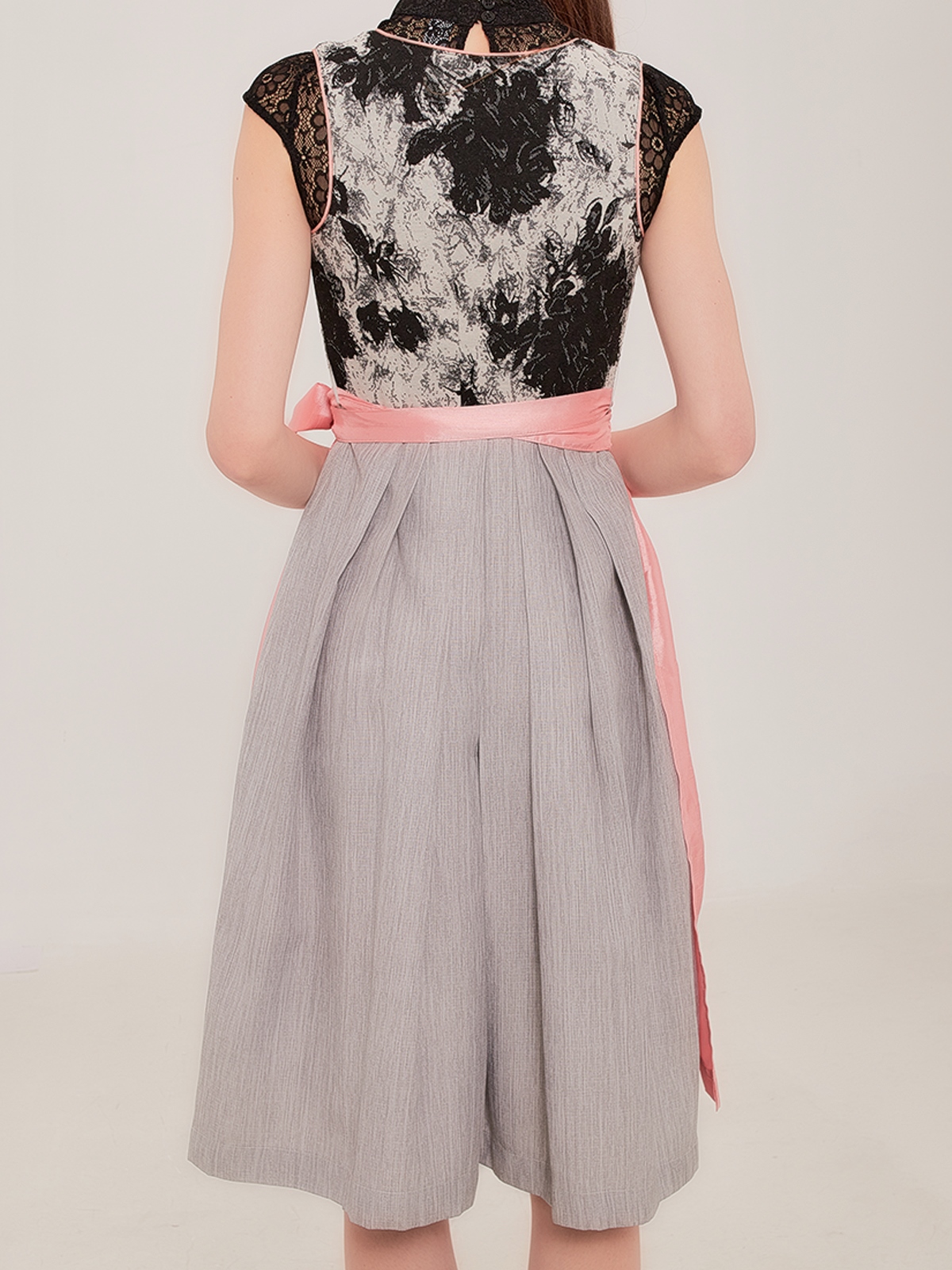 Dirndl in Schwarz mit modernem Schnitt