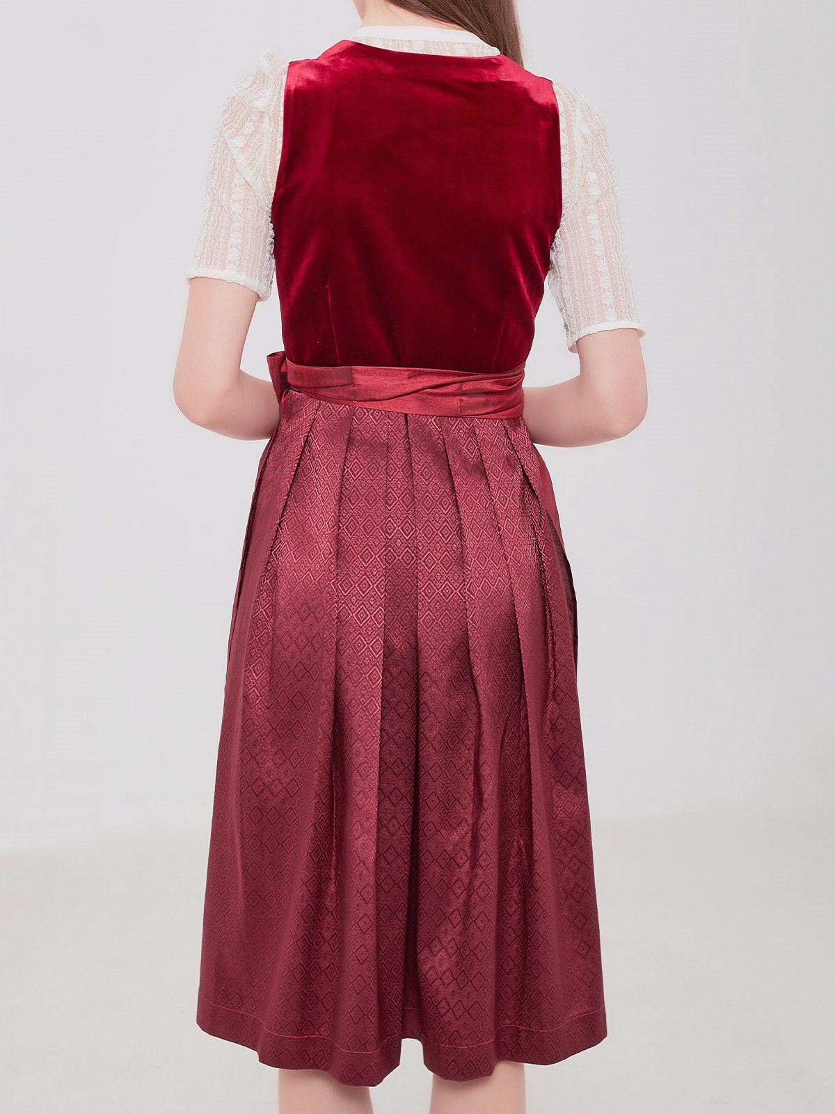 Rotes Samt Dirndl in eleganter Pose