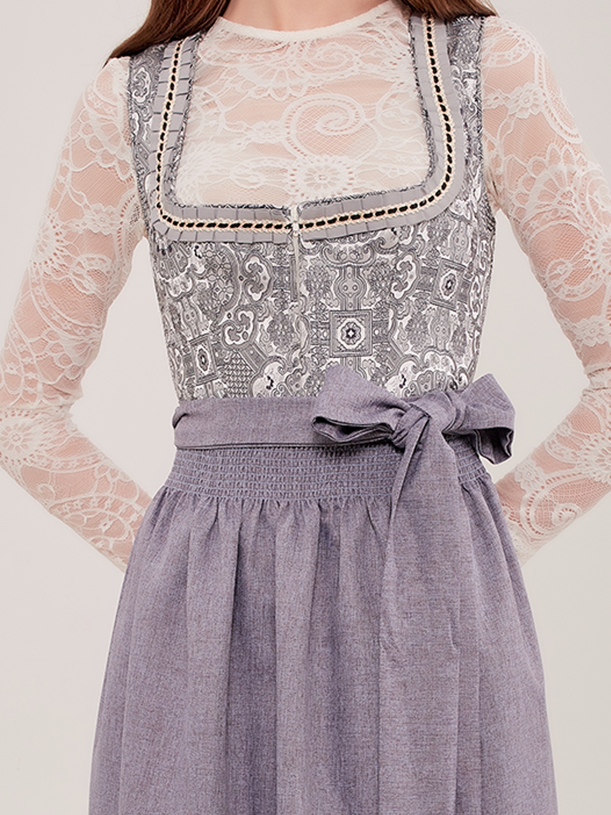 Beige Dirndl mit modernem Schnitt