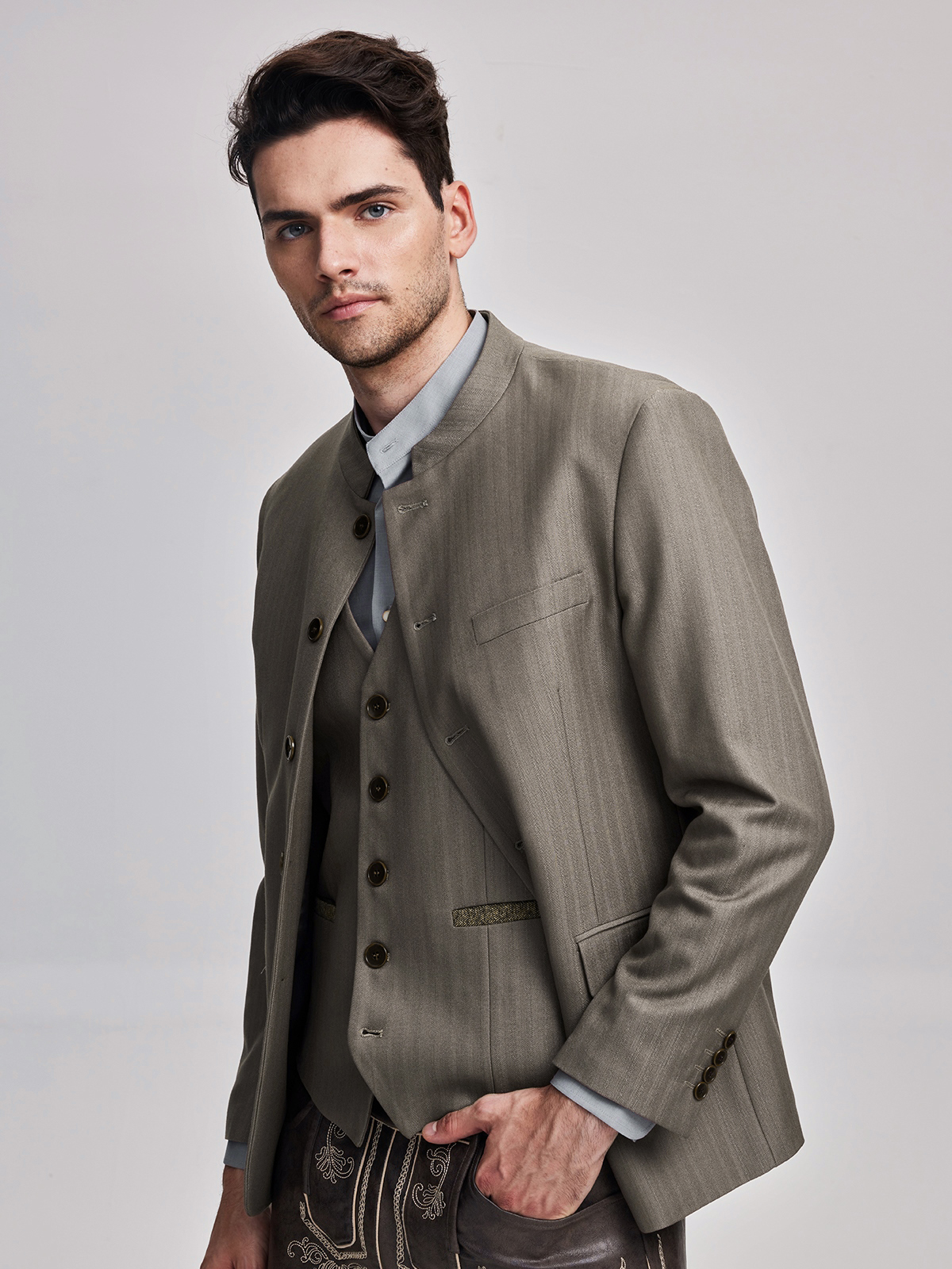 Modernes graues Dirndl mit schmaler Taille und Spitzenverzierungen